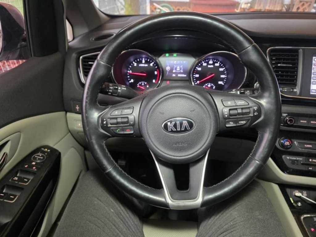 KIA Carnival - Vista 6