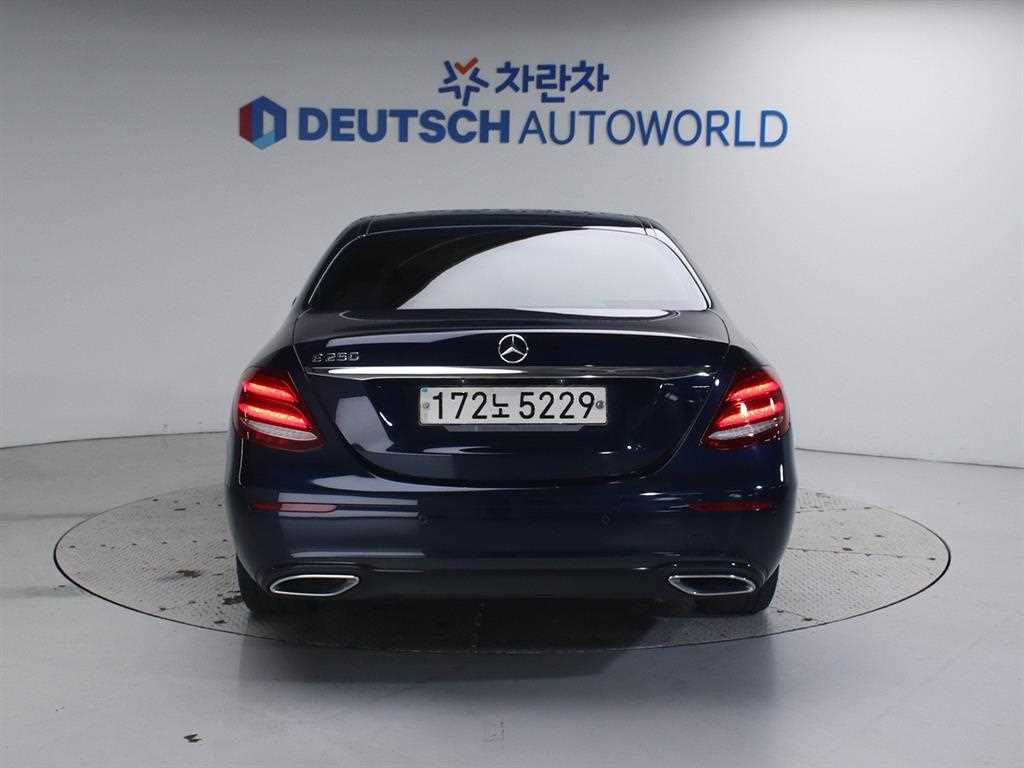 Mercedes Benz E class - Vista 4