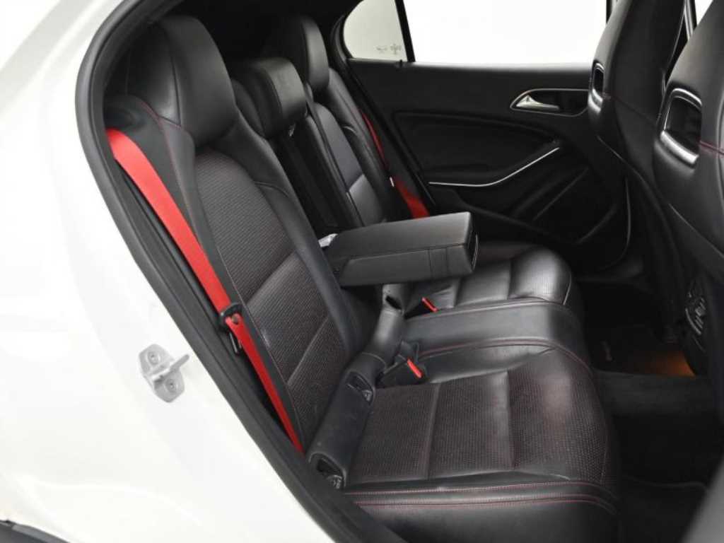 Mercedes Benz GLA Class - Vista 12