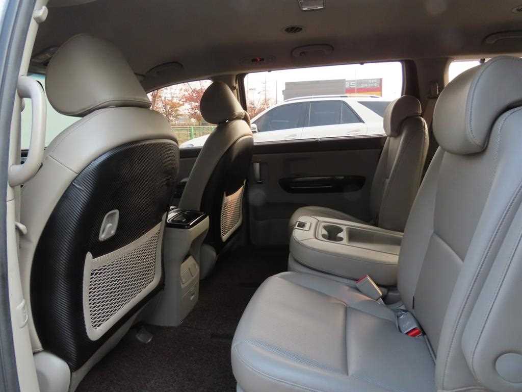 KIA Carnival - Vista 10