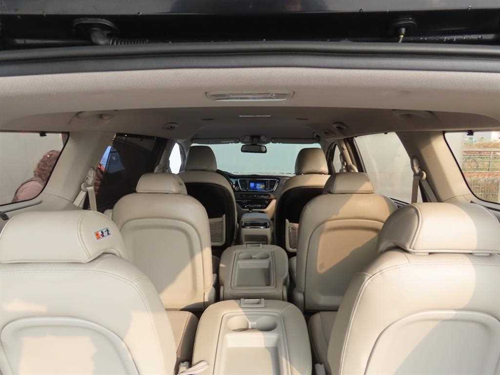 KIA Carnival - Vista 6