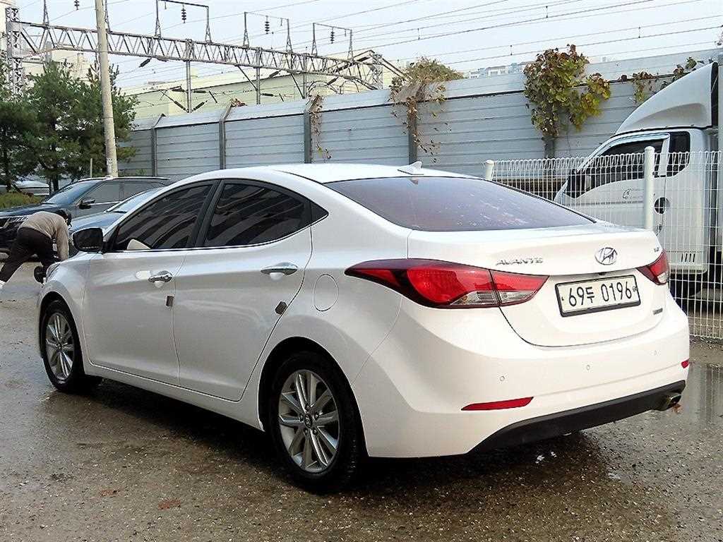 HYUNDAI Avante - Vista 3