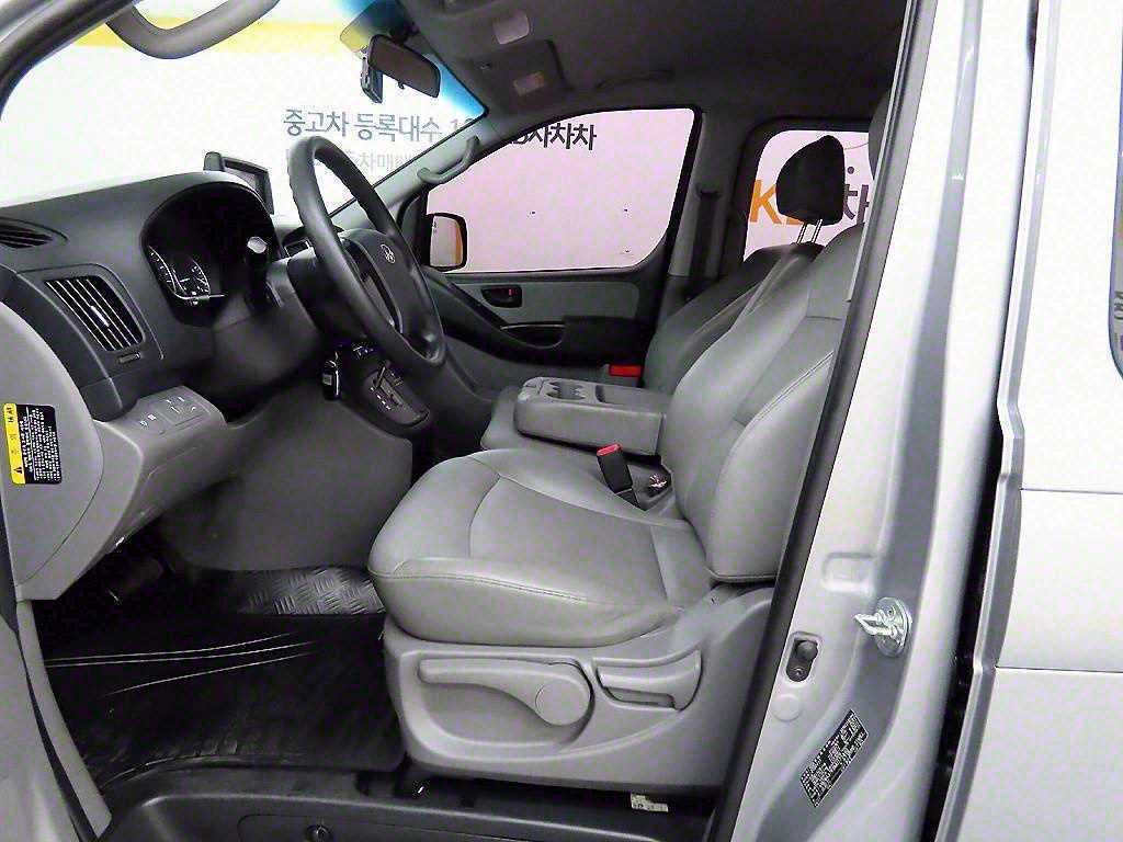 HYUNDAI Starex - Vista 5