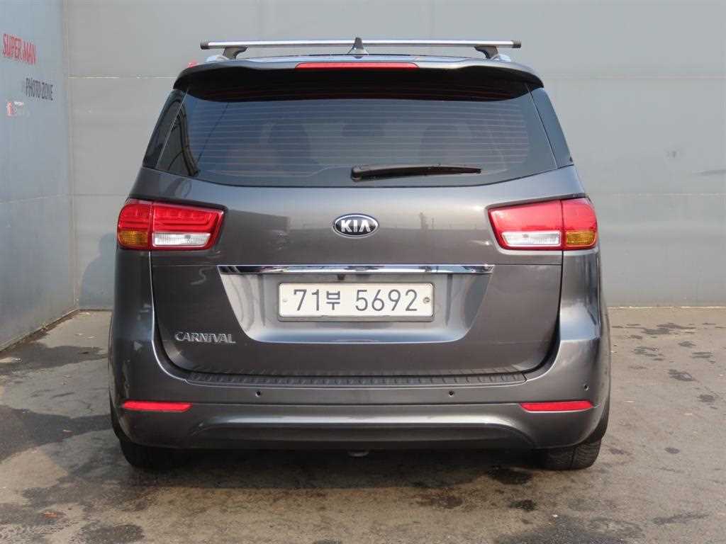 KIA Carnival - Vista 4