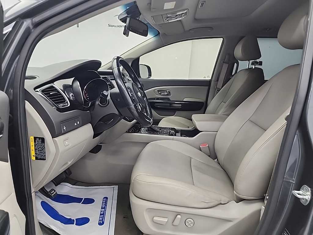 KIA Carnival - Vista 11