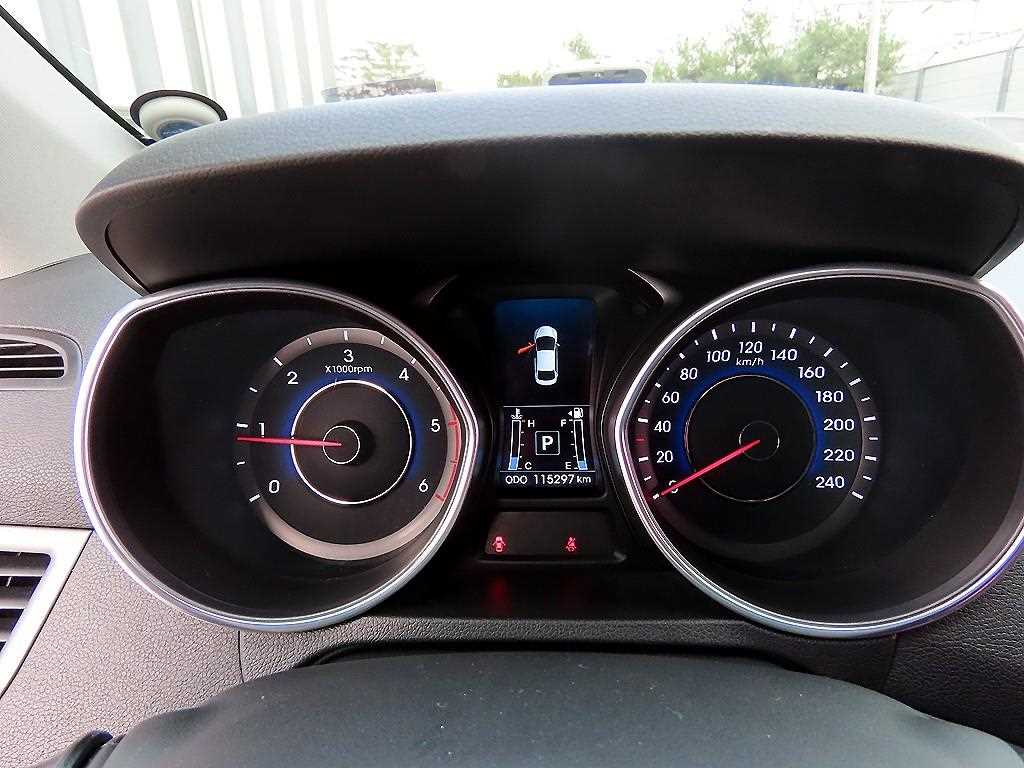 HYUNDAI Avante - Vista 9