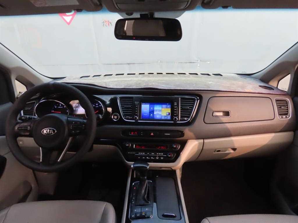 KIA Carnival - Vista 11