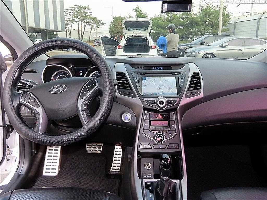 HYUNDAI Avante - Vista 7