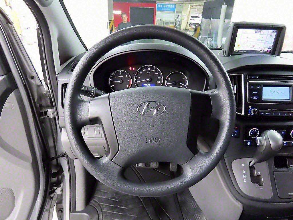 HYUNDAI Starex - Vista 8