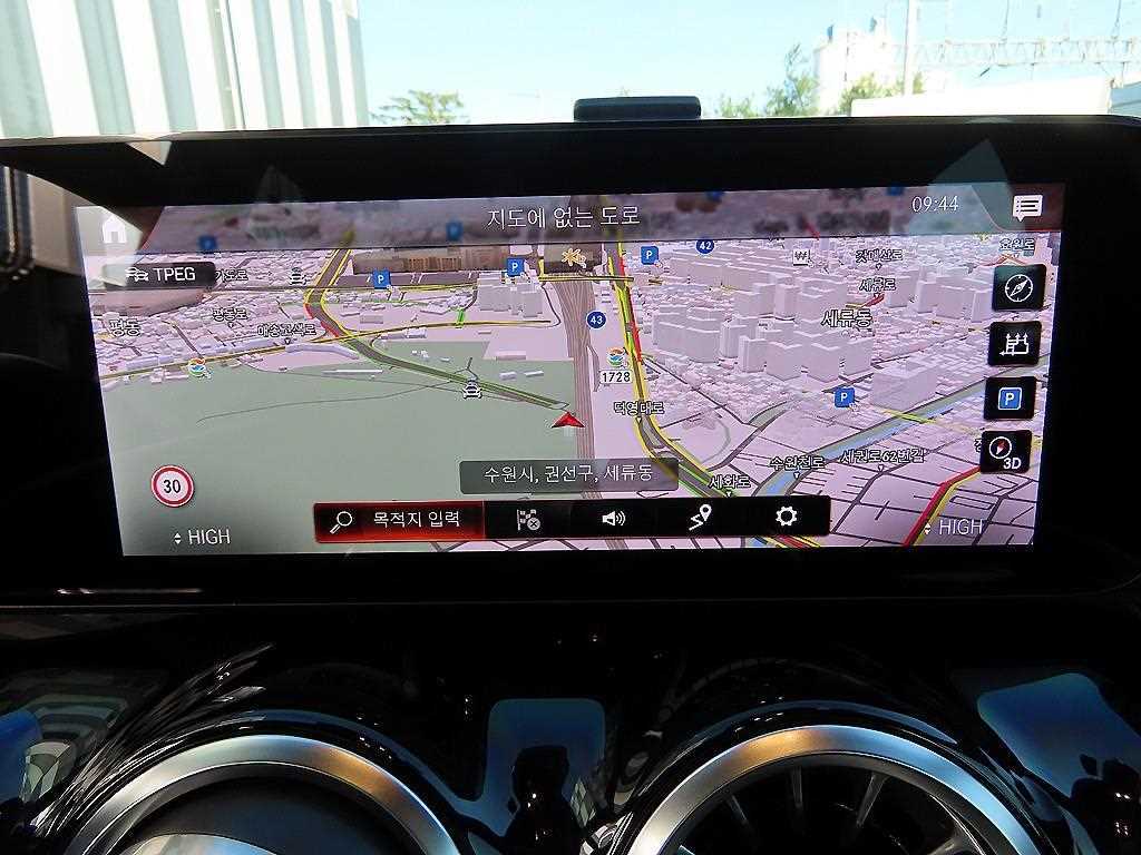 Mercedes Benz GLA Class - Vista 12