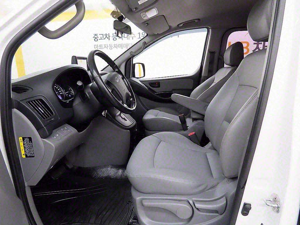 HYUNDAI Starex - Vista 5