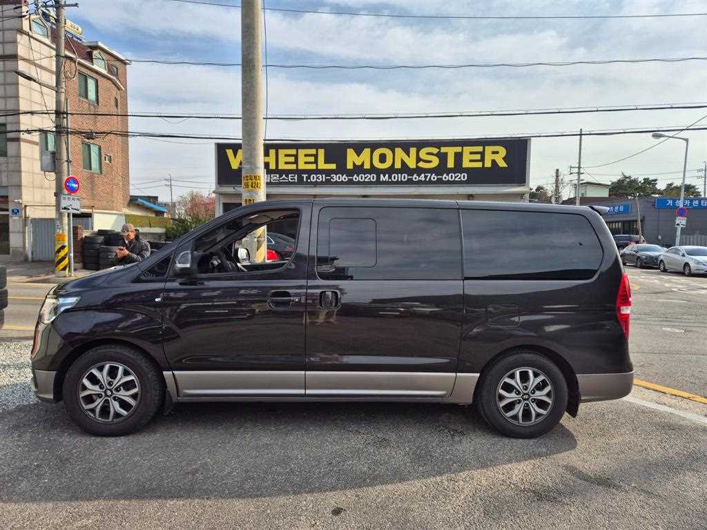 HYUNDAI Starex - Vista 3