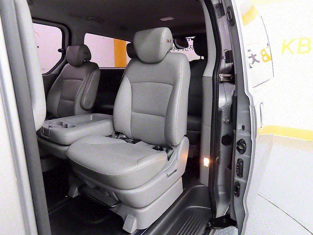 HYUNDAI Starex - Vista 6