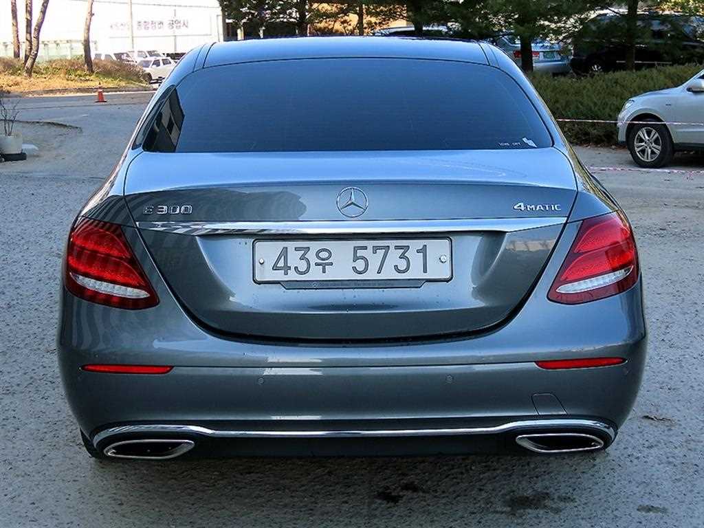 Mercedes Benz E class - Vista 4