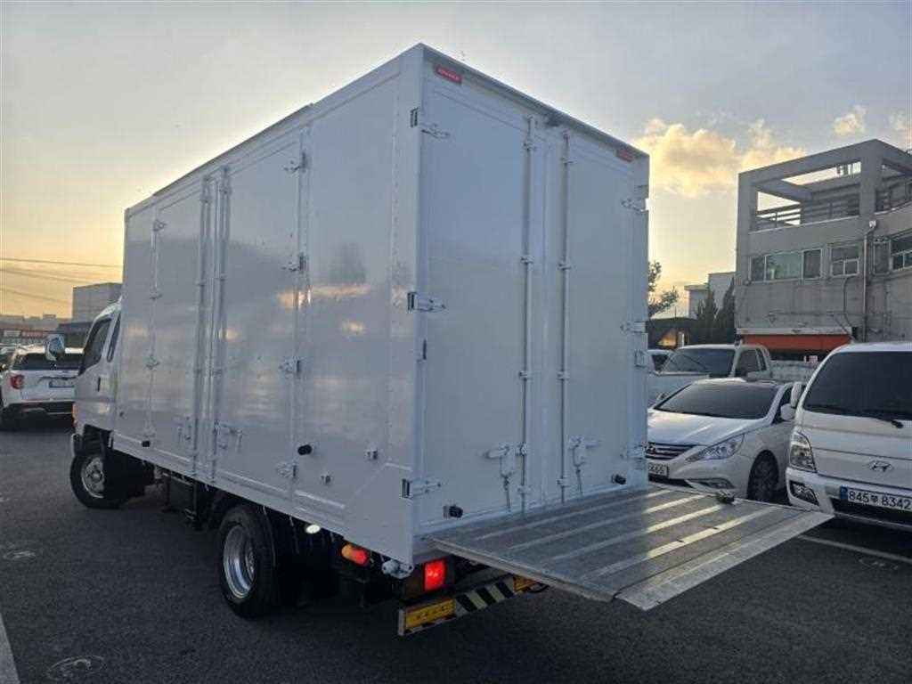 medium and large cargo truck - Vista 9