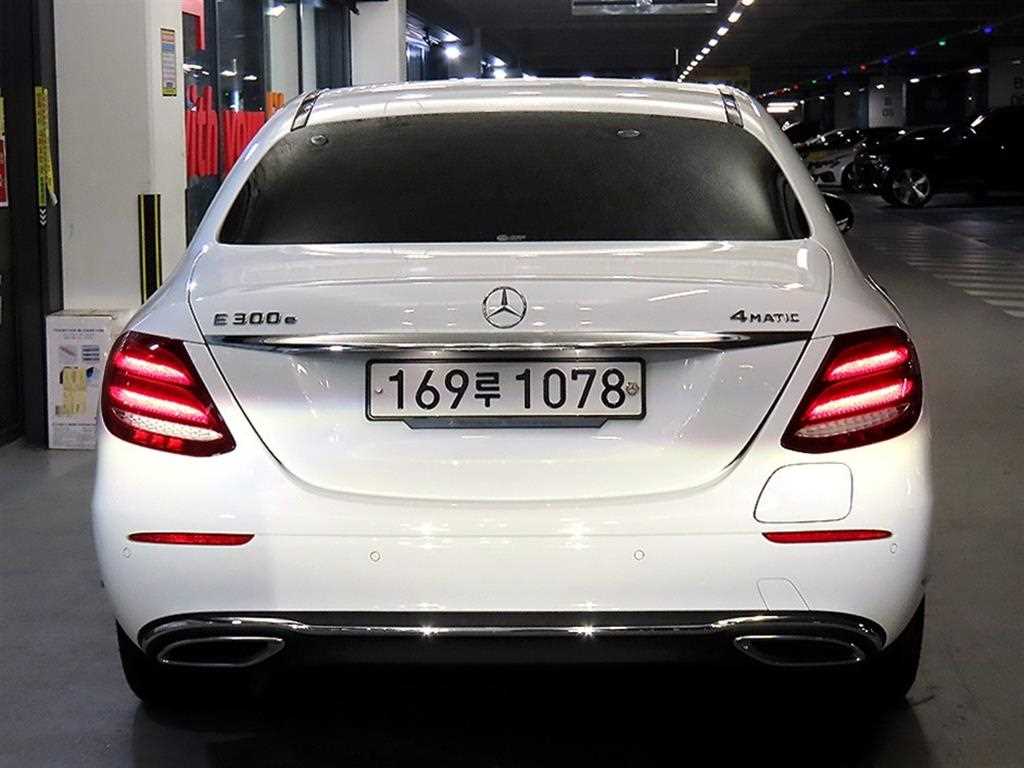 Mercedes Benz E class - Vista 5