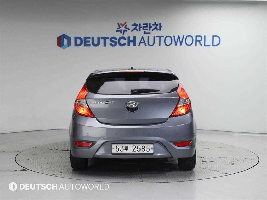 HYUNDAI Accent - Vista 4