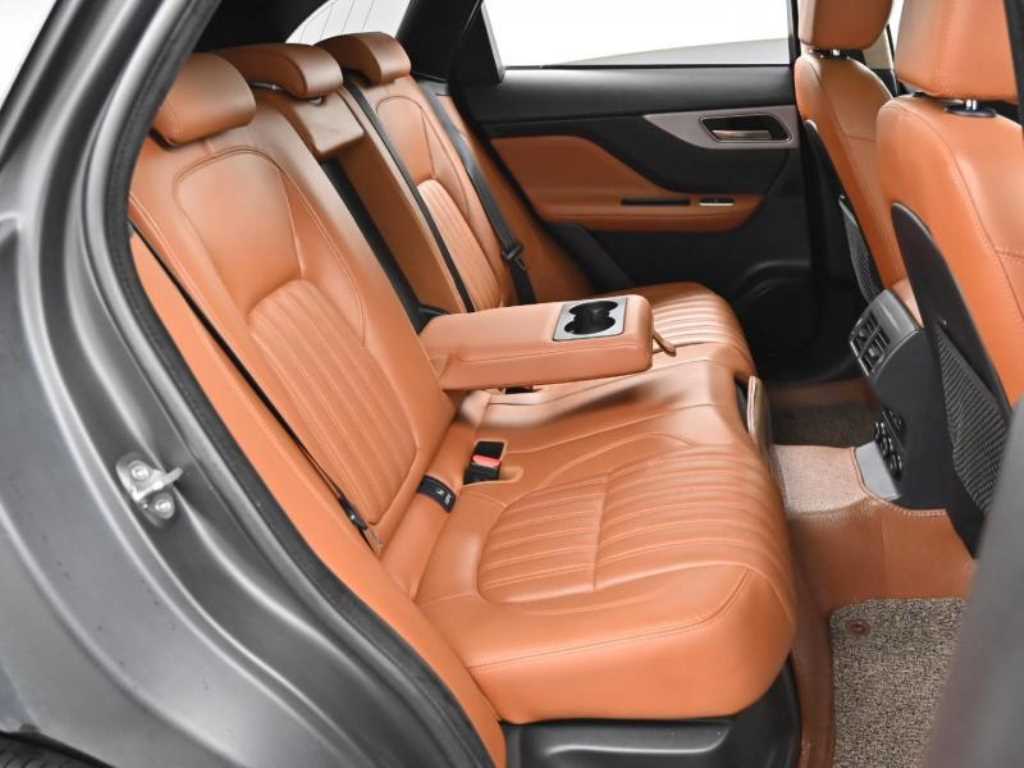 Jaguar F-PACE - Vista 12