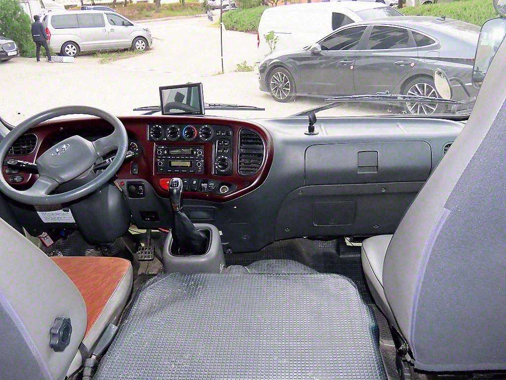 medium and large bus Hyundai bus - Vista 8