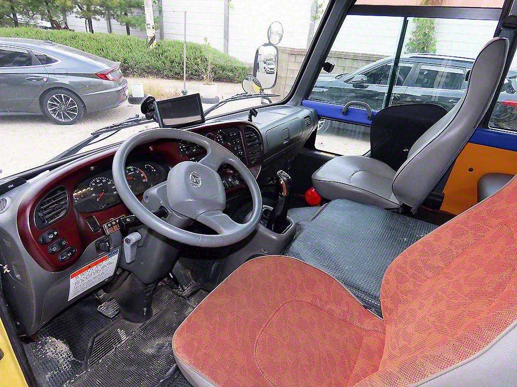 medium and large bus Hyundai bus - Vista 9