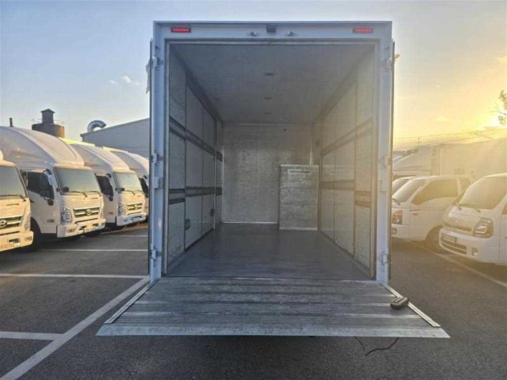 medium and large cargo truck - Vista 11