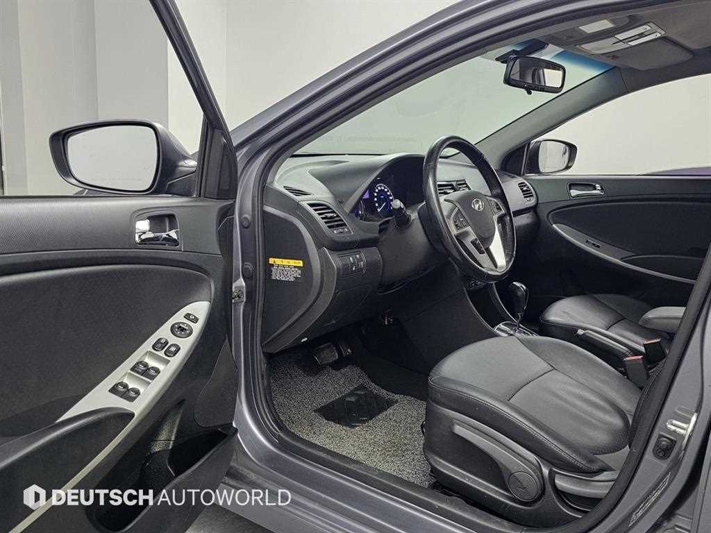 HYUNDAI Accent - Vista 11