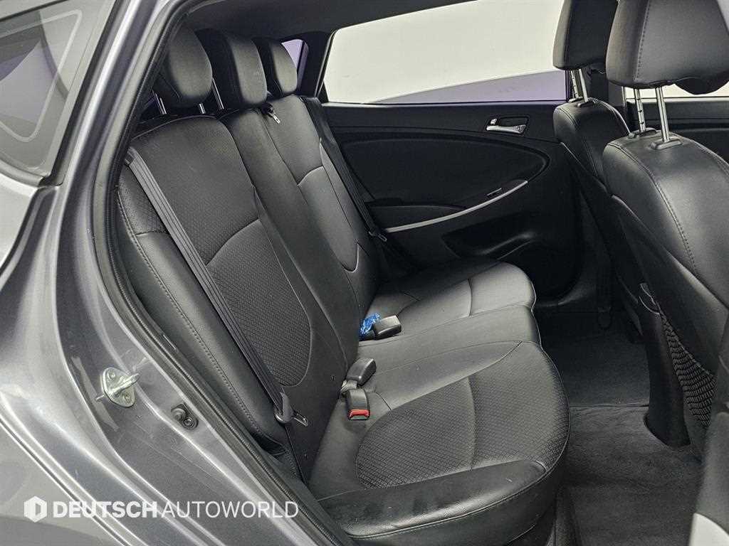 HYUNDAI Accent - Vista 12