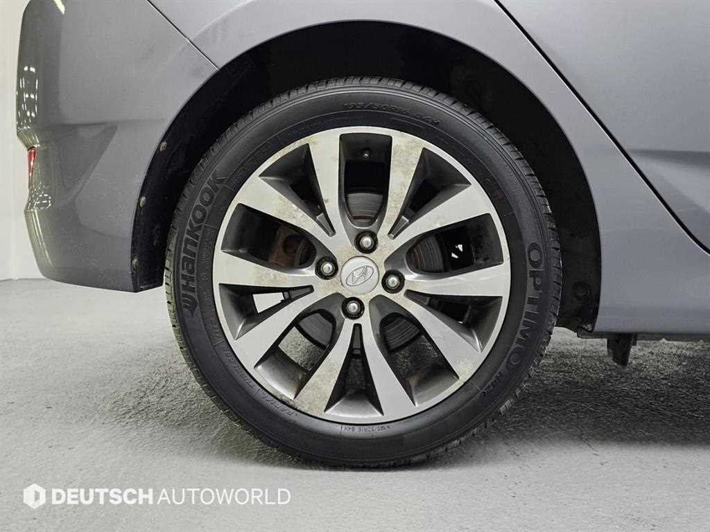 HYUNDAI Accent - Vista 5