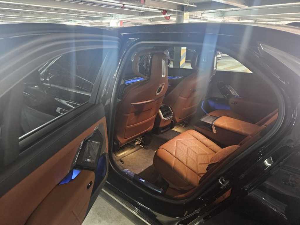 BMW 7 Series - Vista 5