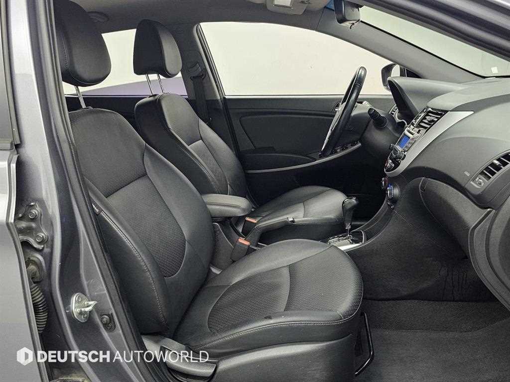 HYUNDAI Accent - Vista 10