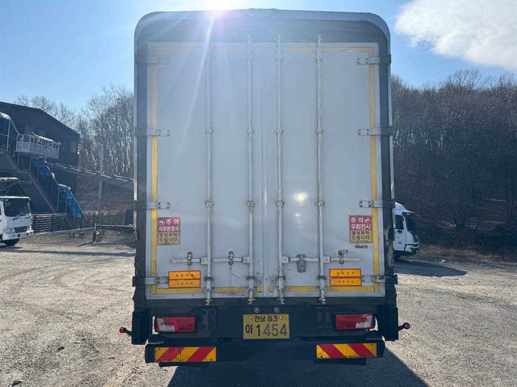 medium and large cargo truck - Vista 5