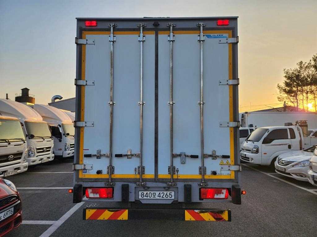 medium and large cargo truck - Vista 7