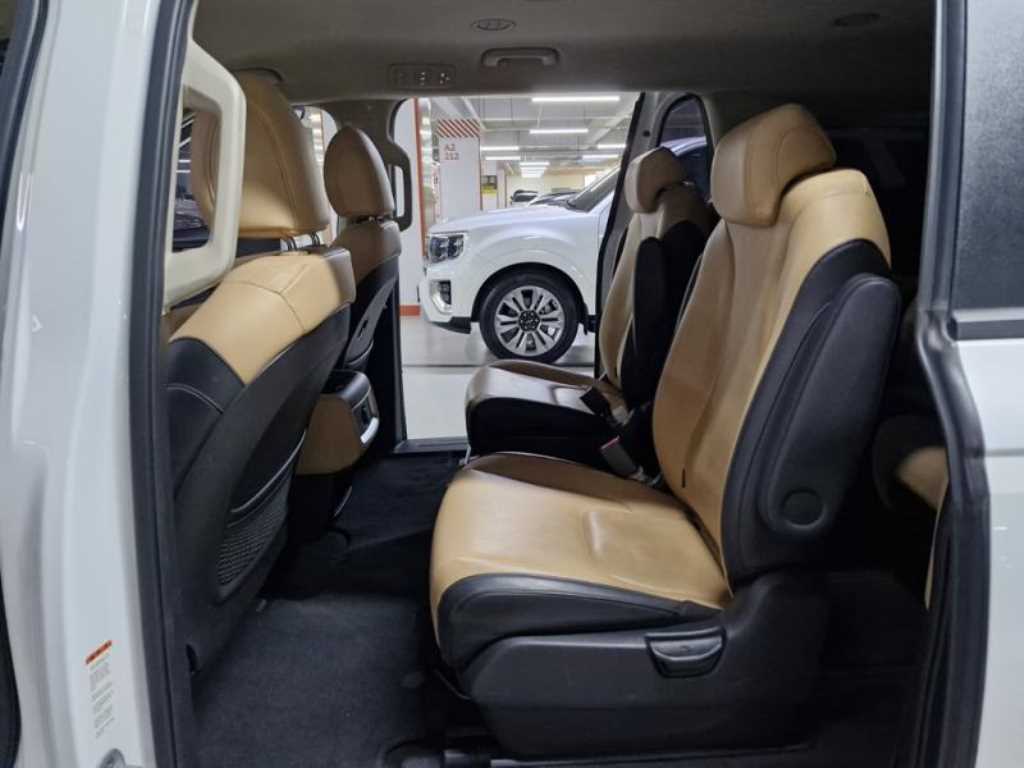 KIA Carnival - Vista 8