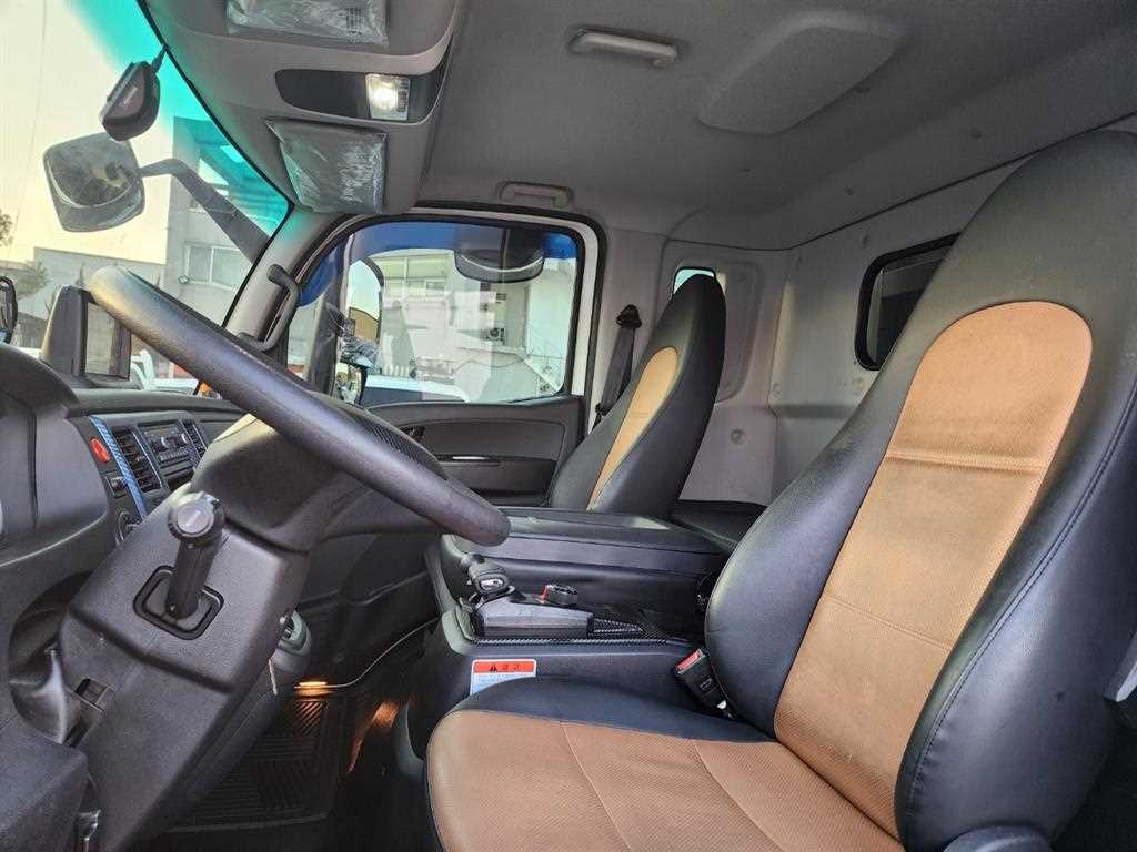 medium and large cargo truck - Vista 11