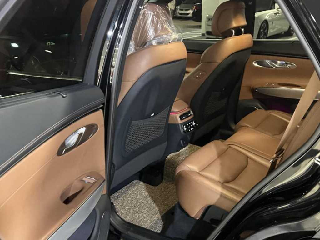 Genesis GV70 - Vista 8