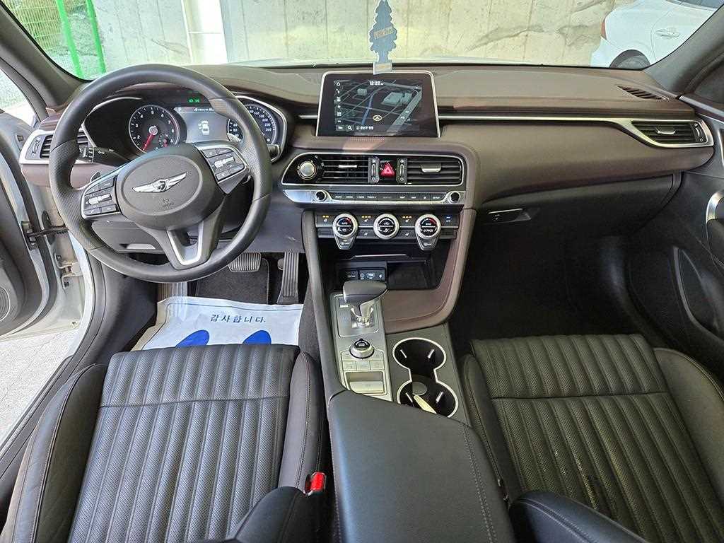 Genesis G70 - Vista 9