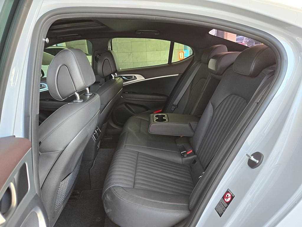 Genesis G70 - Vista 6