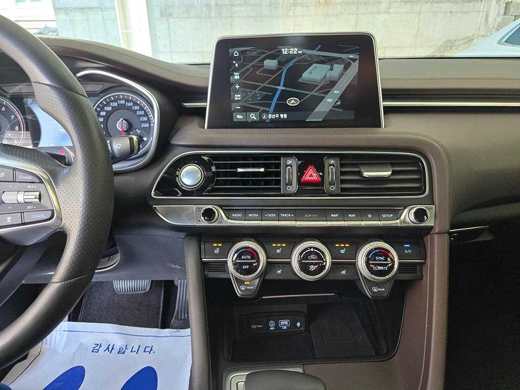 Genesis G70 - Vista 10