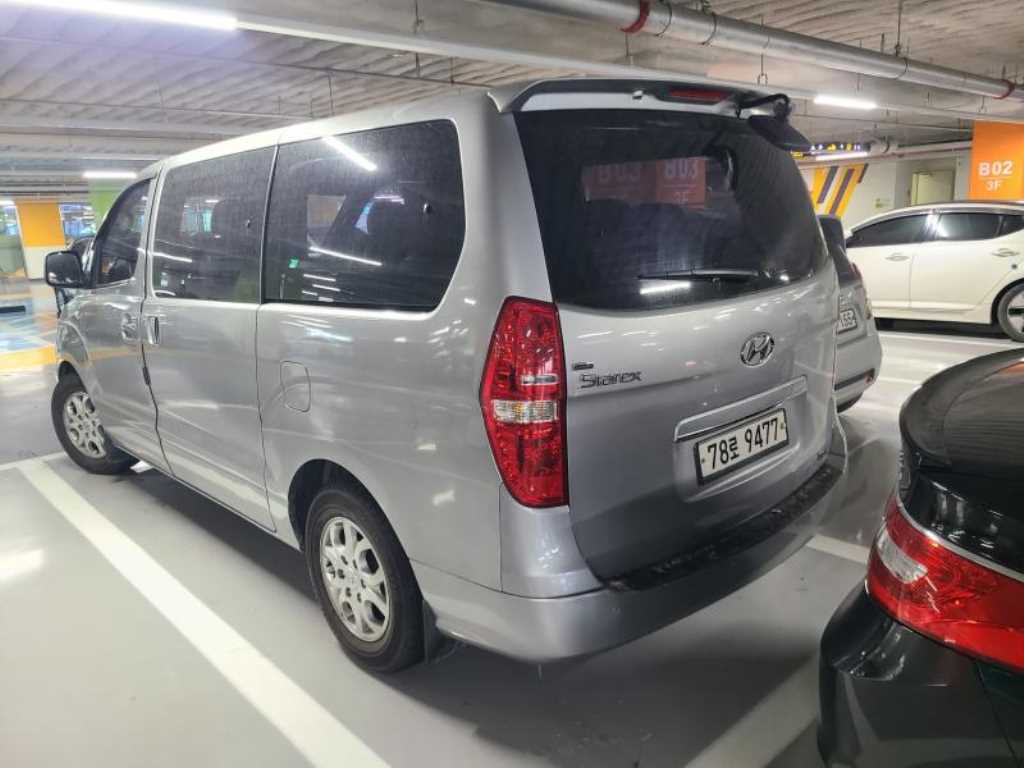 HYUNDAI Starex - Vista 5