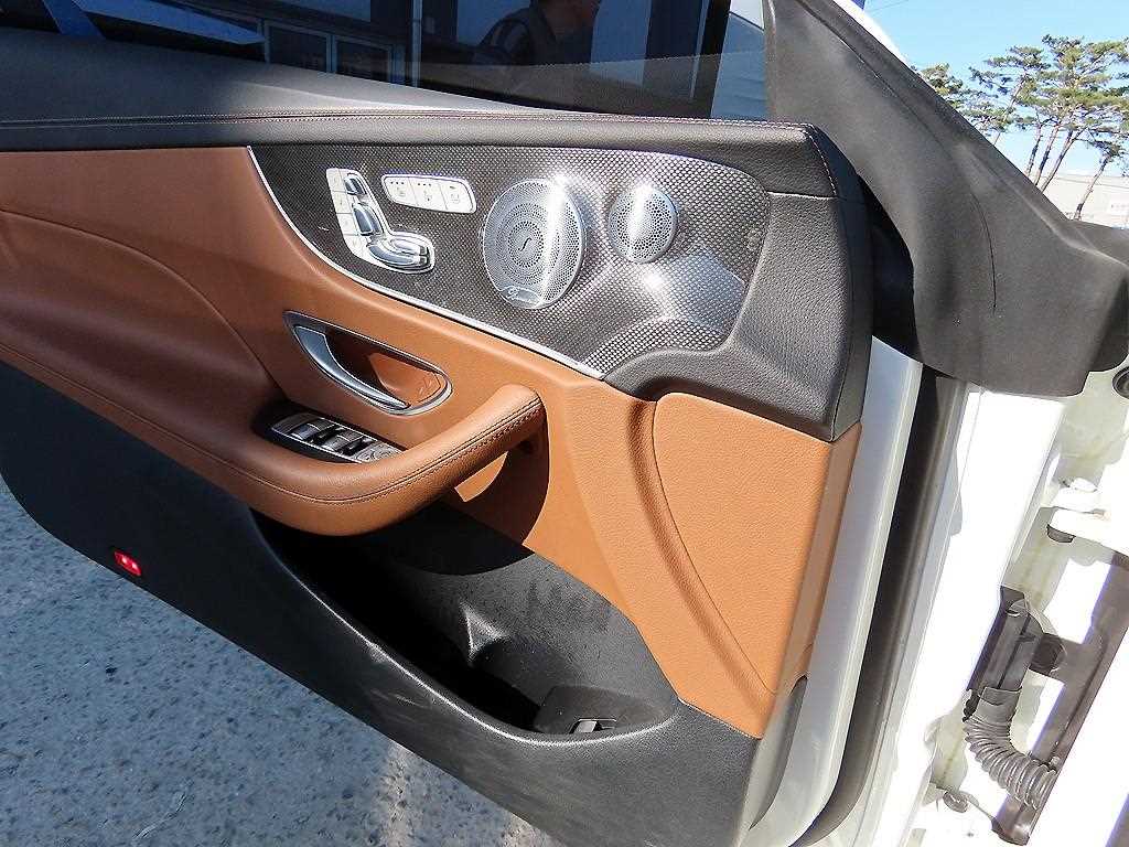 Mercedes Benz E class - Vista 12