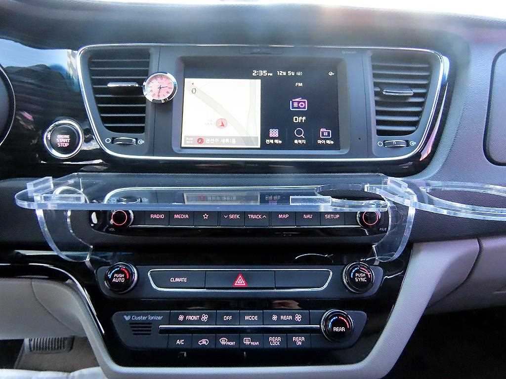 KIA Carnival - Vista 12