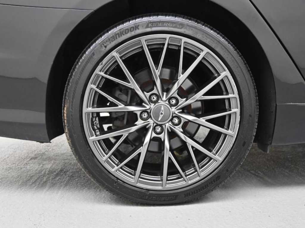 HYUNDAI Genesis - Vista 5