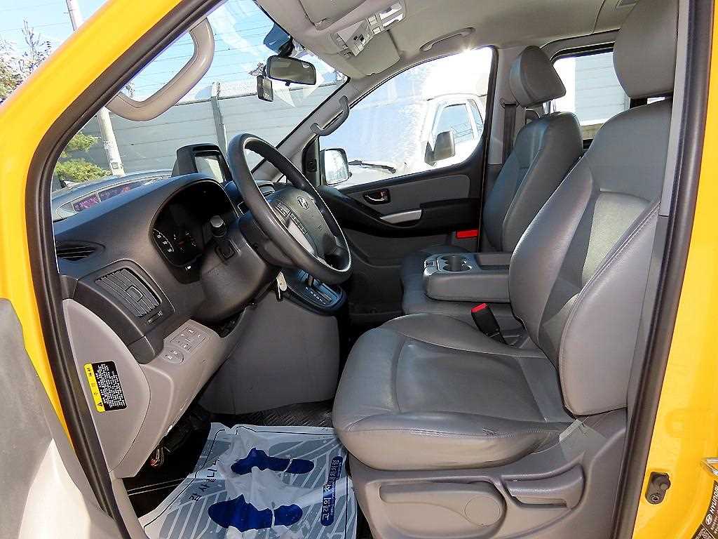 HYUNDAI Starex - Vista 5
