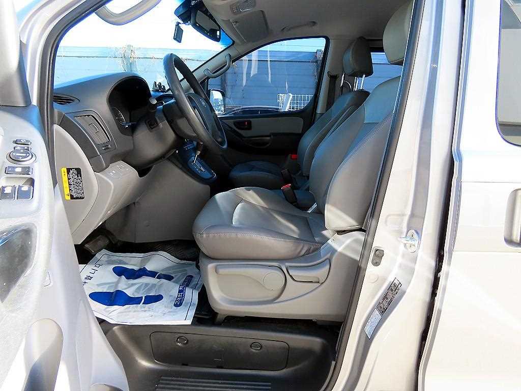 HYUNDAI Starex - Vista 5