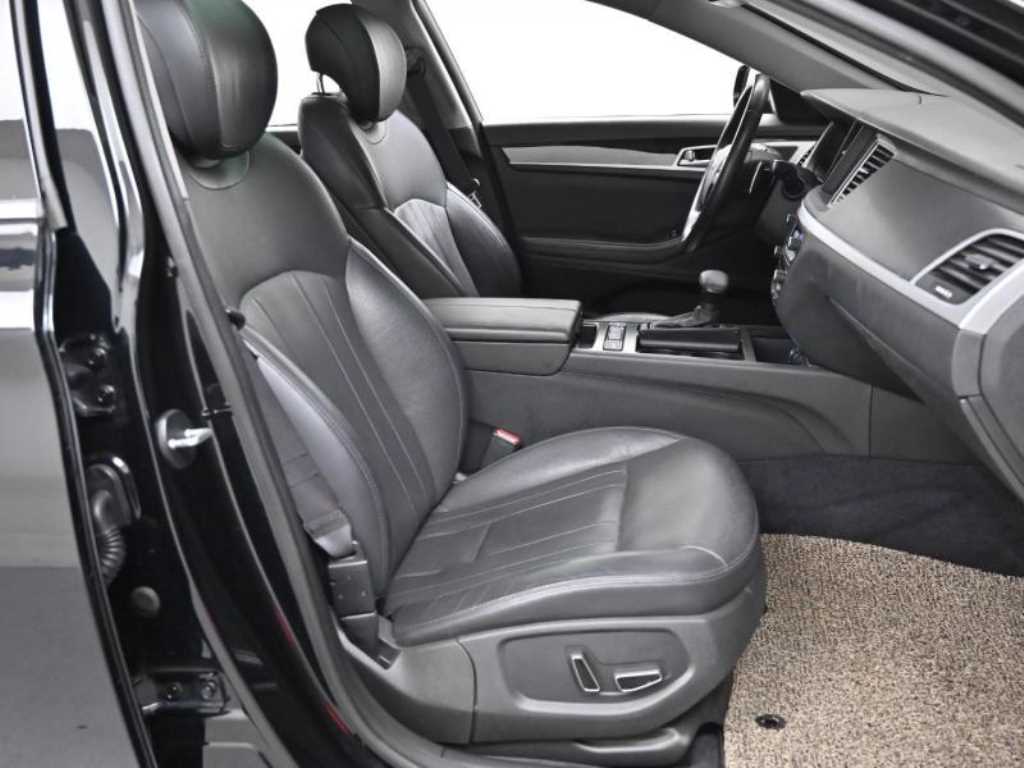 HYUNDAI Genesis - Vista 10