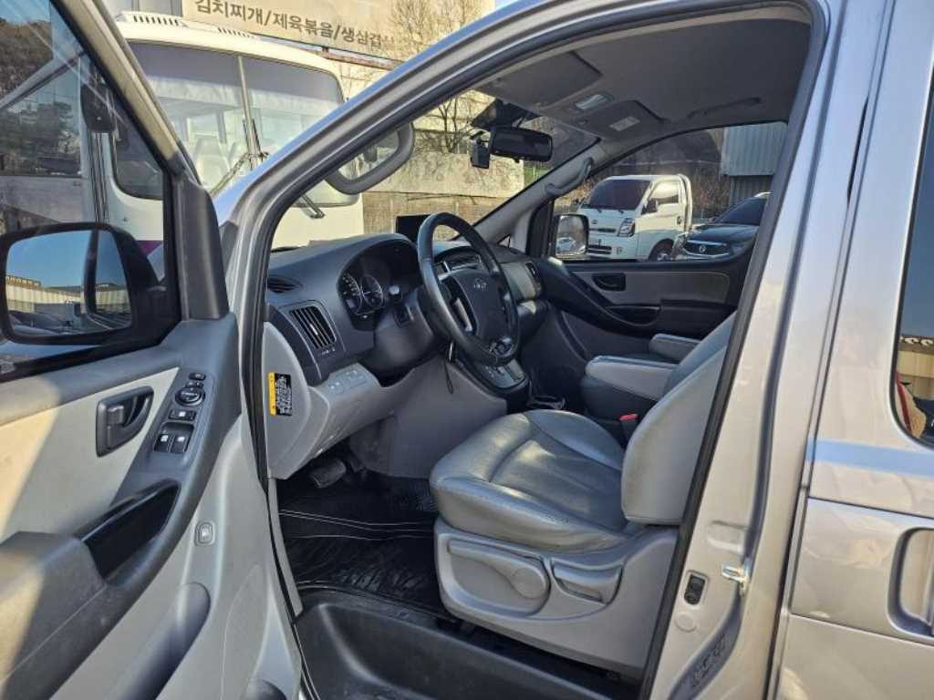 HYUNDAI Starex - Vista 5