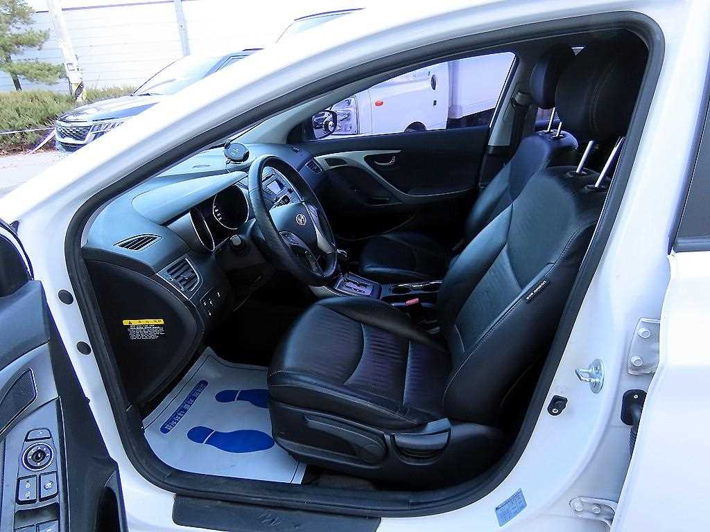 HYUNDAI Avante - Vista 5