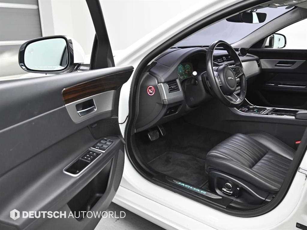 Jaguar XF - Vista 11