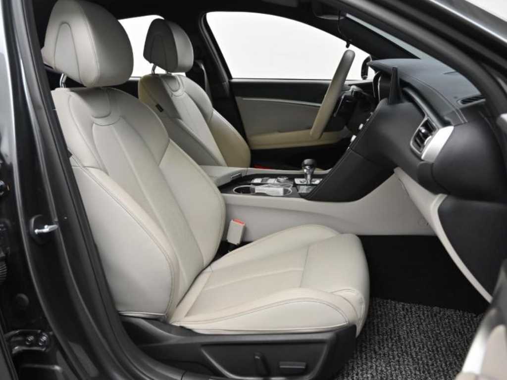 Genesis G70 - Vista 10