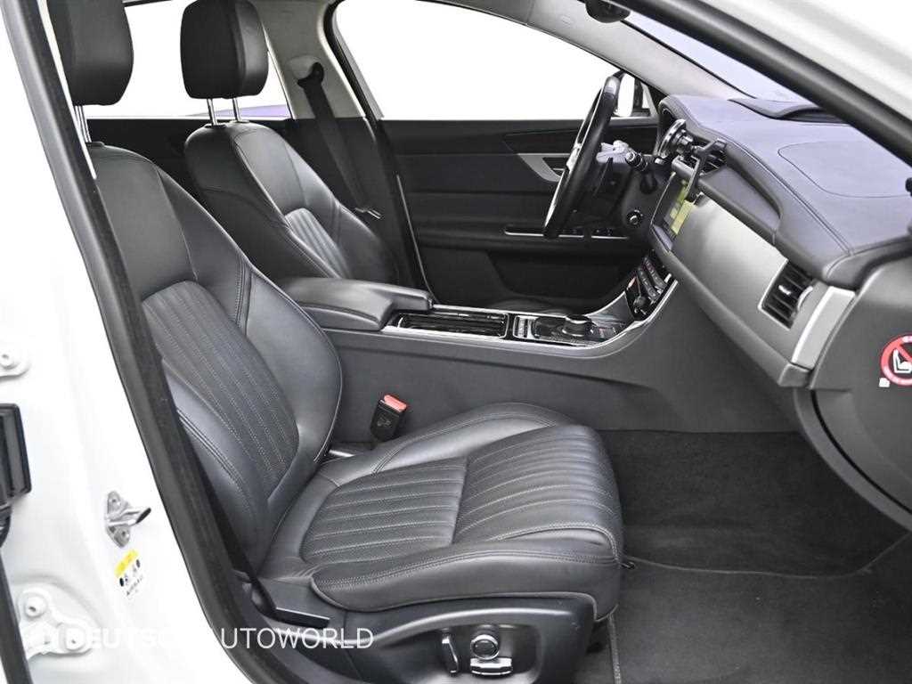 Jaguar XF - Vista 10